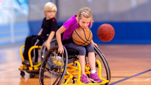5 conseils pour permettre aux enfants en fauteuil roulant de pratiquer un sport