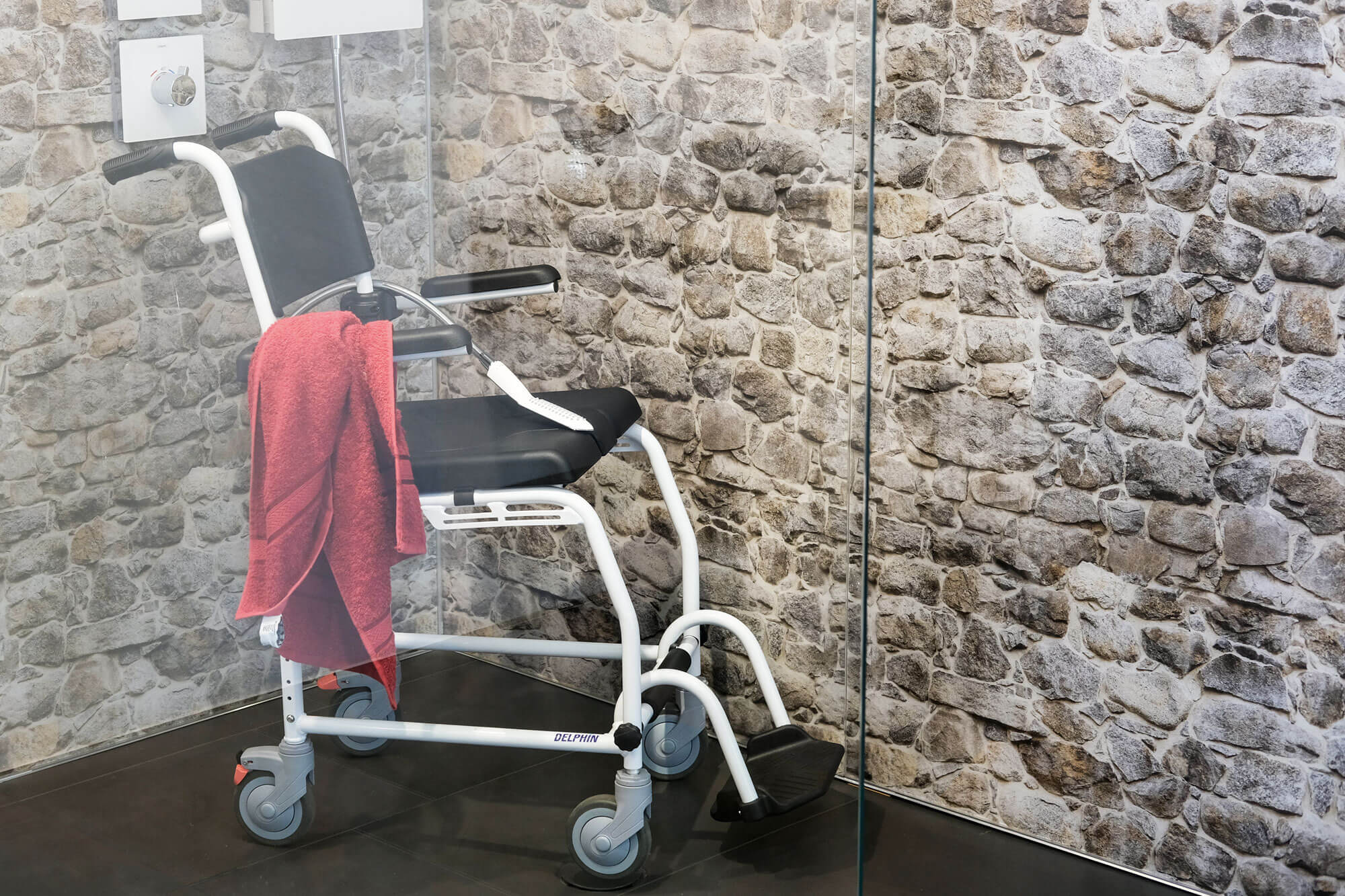 Fauteuil de douche avec repose-pieds rabattable - Soins à Domicile Webshop