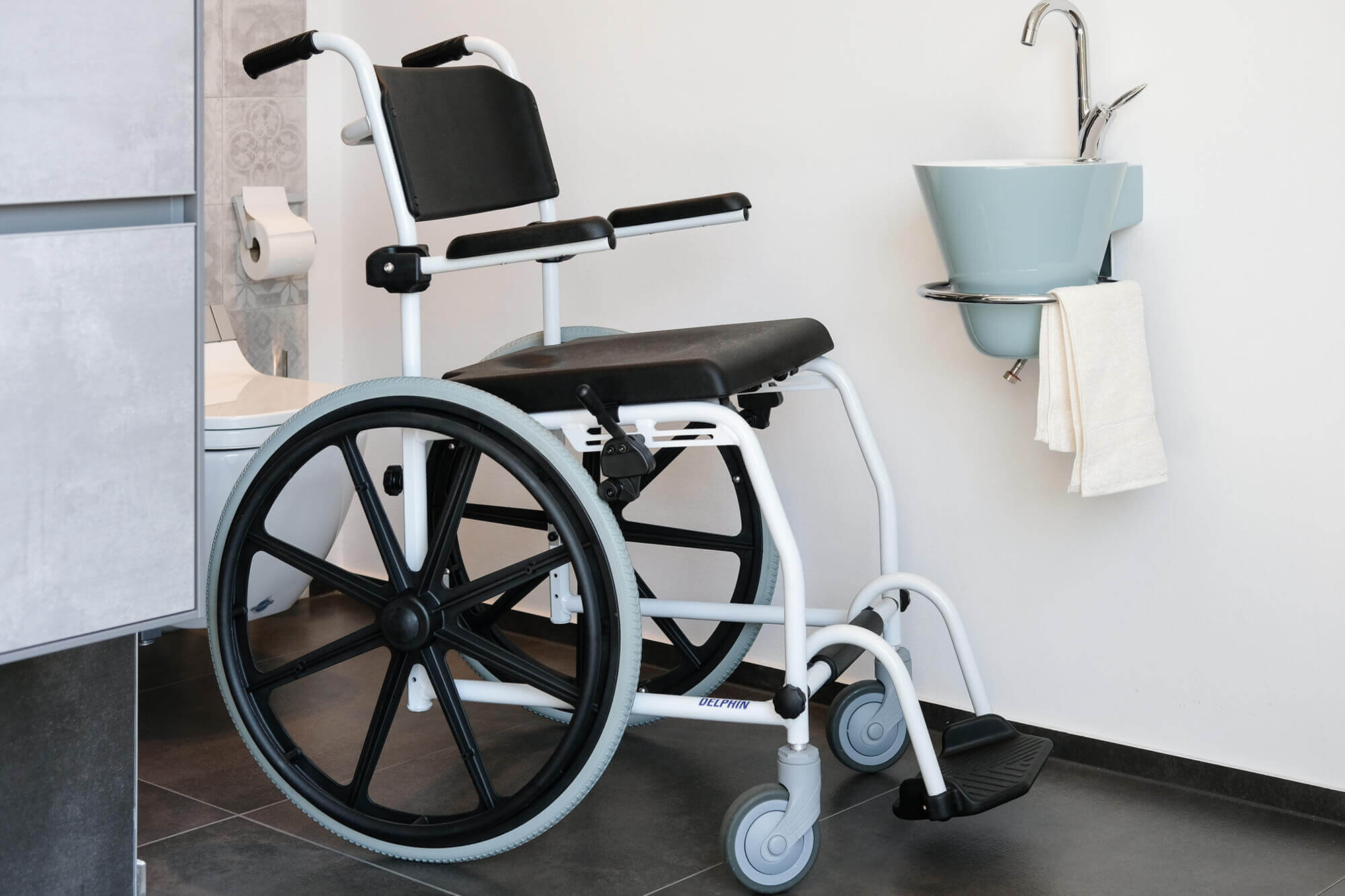 Fauteuil de toilette enfant handicapé : Devis sur Techni-Contact - Fauteuil  WC à base roulante